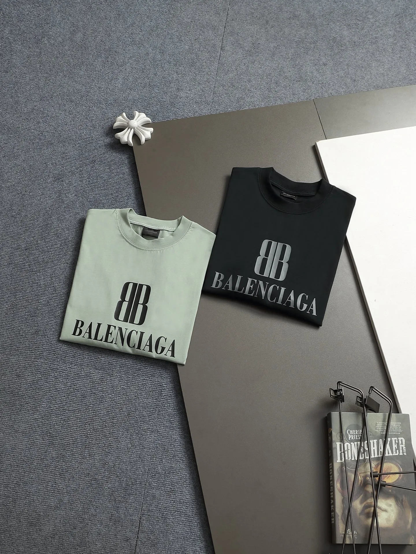 BALENCIAGA 2026 B Logo ， Retro Same Style T 320 Versatile : Black Green Size：XS S M L